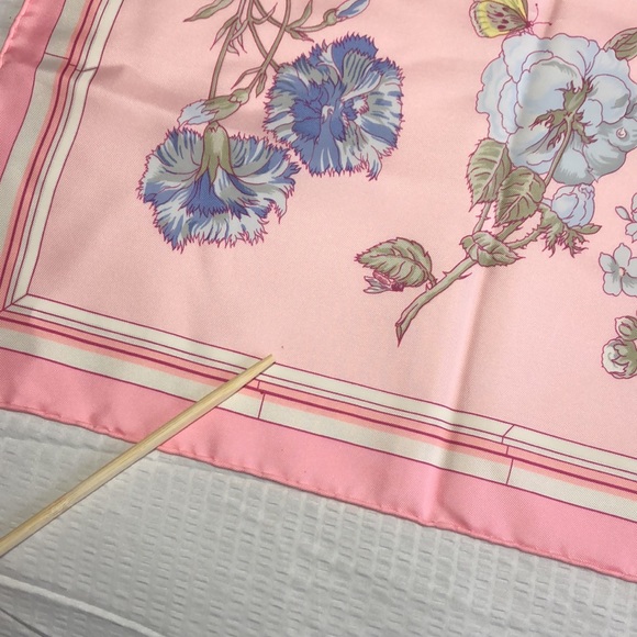 ✨Hermès “Quai Aux Fluers” silk scarf✨ - Picture 7 of 16
